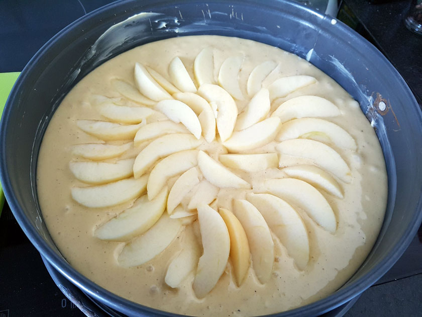 Ein Apfelkuchen kommt in Form