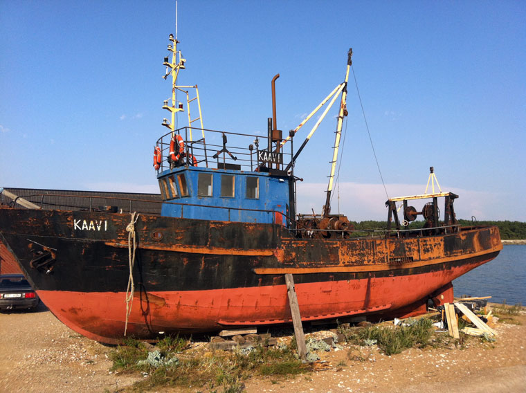 Ausrangiertes Fischerboot im Hafen von Kalana. Ein Klasse-Klettergerüst für Groß und Klein.