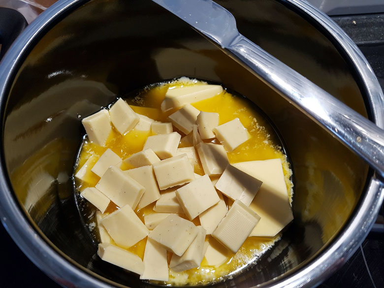 Rezept: Weiße Schokolade mit Butter schmelzen