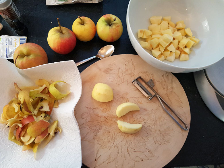Äpfel schälen und würfeln