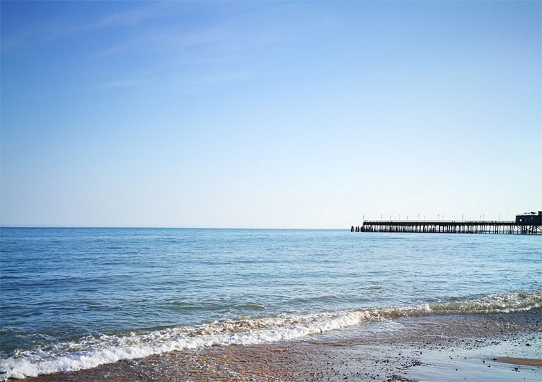 Im Hintergrund der Pier von Hastings