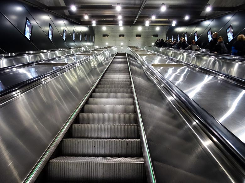 Rolltreppe aufwärts in der Hilsinki Metro
