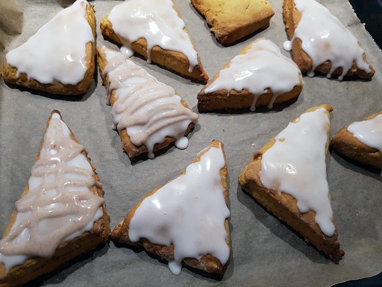 Kürbis-Scones Rezept - mit doppelter Glasur | NORDISCH.info