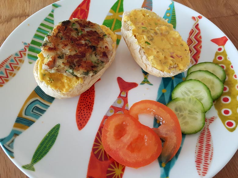 Fischfrikadelle mit Remoulade im Brötchen