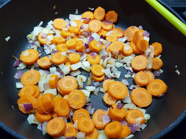 Wenn etwas weich, Karotten und Knoblauch dazu