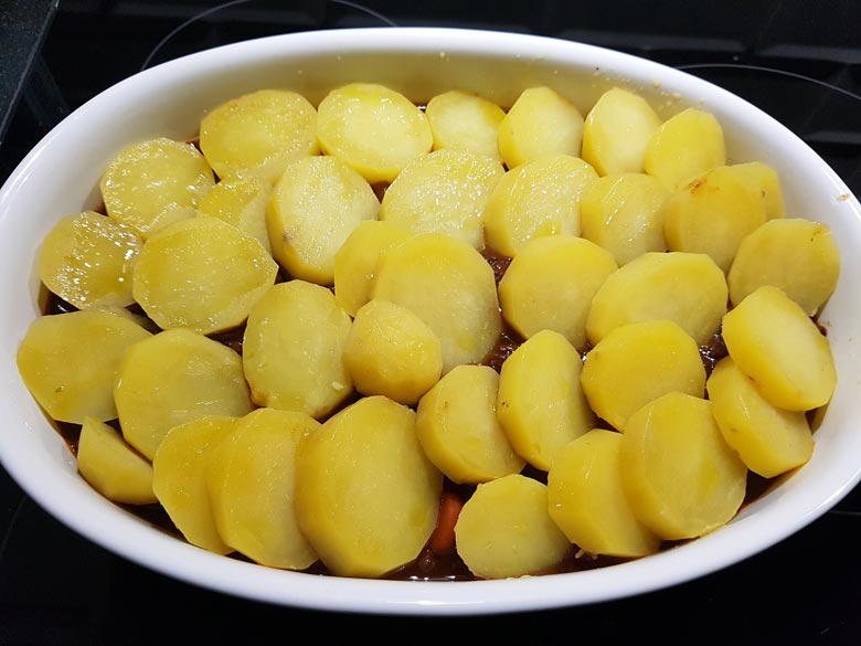 Kartoffeln mit Öl bepinseln