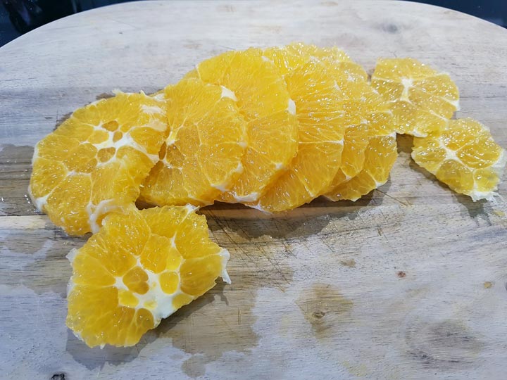 Orange in dünne Scheiben schneiden
