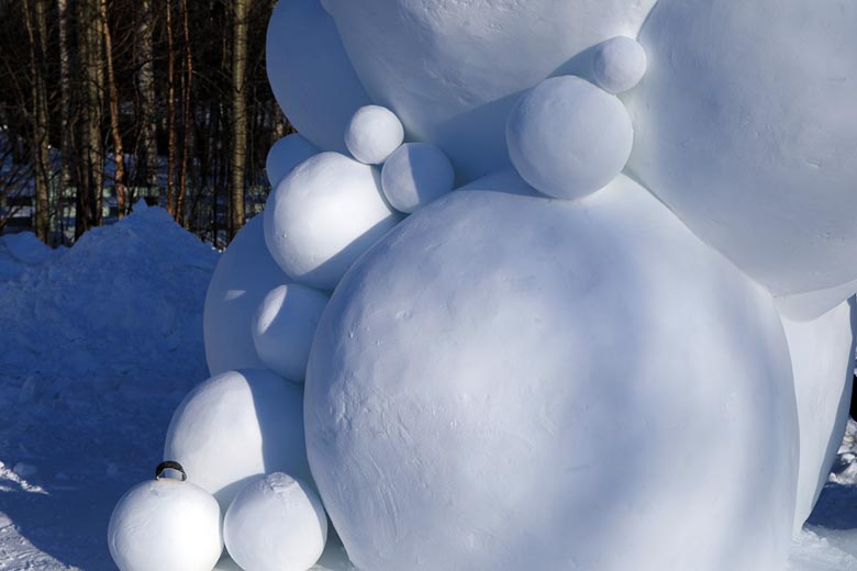Schneeskulptur Dancing Bubbles