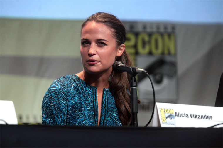 Alicia Vikander erklärt schwedischen Slang