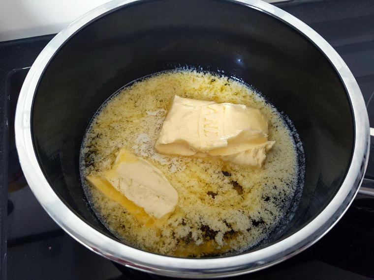 Butter schmelzen und danach zur Seite stellen