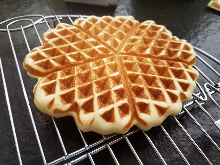 Vaflur auf einem Gitter auskühlen lassen