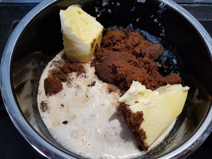 Butter Zucker und Sahne schmelzen und aufkochen