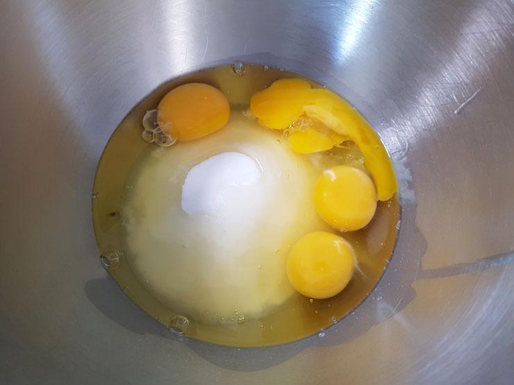 Eier und Zucker schaumig schlagen