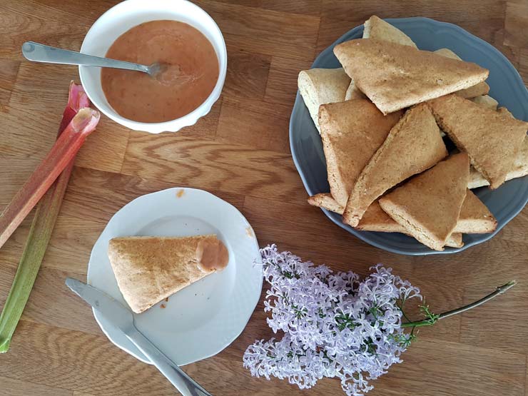 Flieder-Scones mit Rhabarber-Curd Guten Appetit!