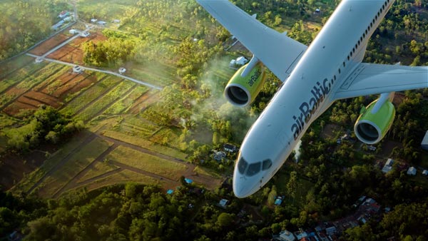 Bombardier CS300 von airBaltic