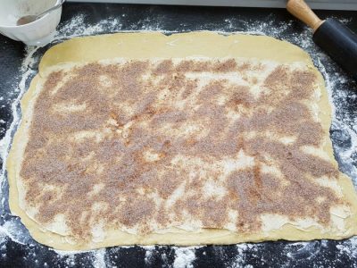 Zimt-Zuckermischung auf die Butter streuen