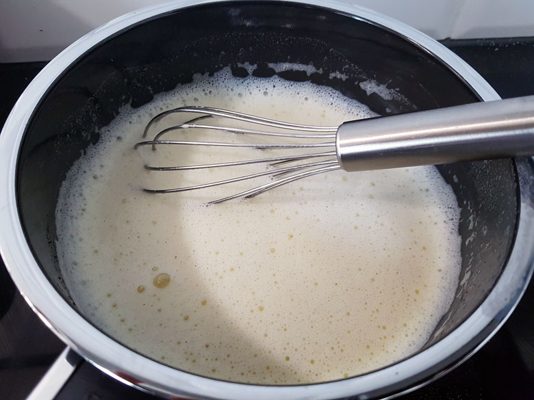 Vanillemark der Schote erhitzen bis kurz vor dem Kochen