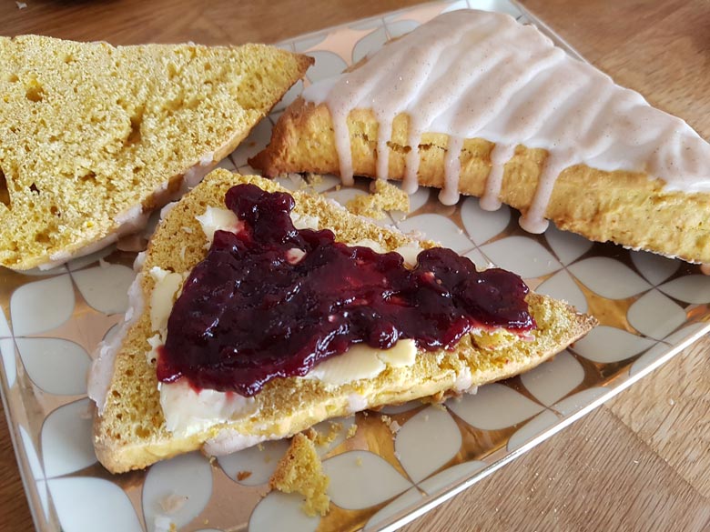 Scones mit Butter und Marmelade