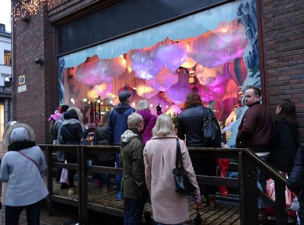 Weihnachtliche Schaufensterdeko Stockmann Helsinki