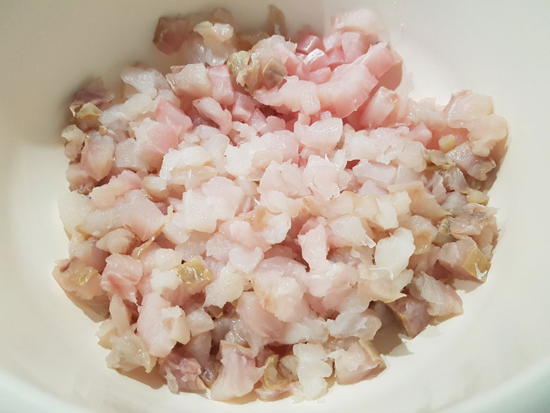 Drei Sorten Fisch geschnitten und mit Salz vermischt