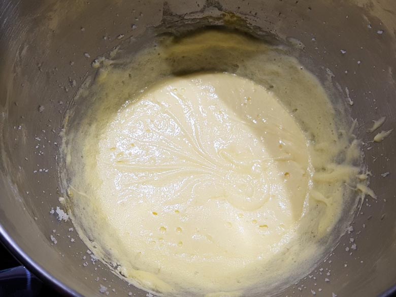 Butter, Zucker und Eier schaumig rühren