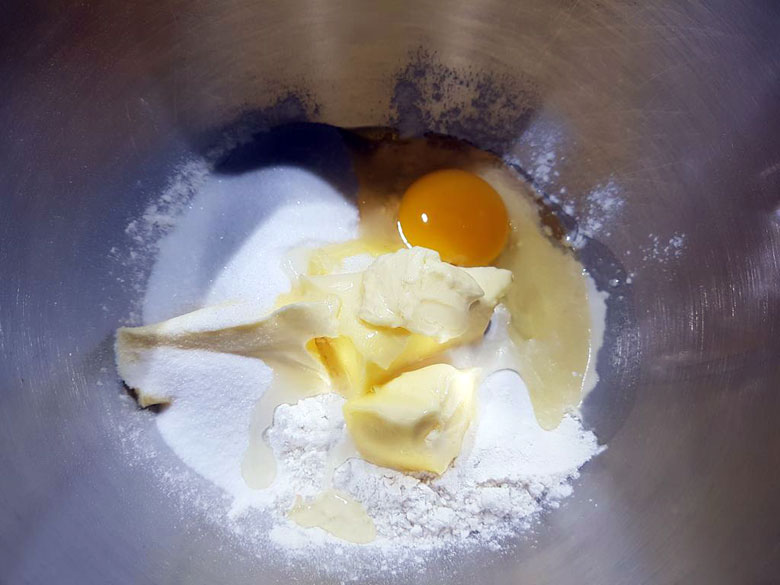 Mehl, Backpulver, Zucker und Ei verkneten
