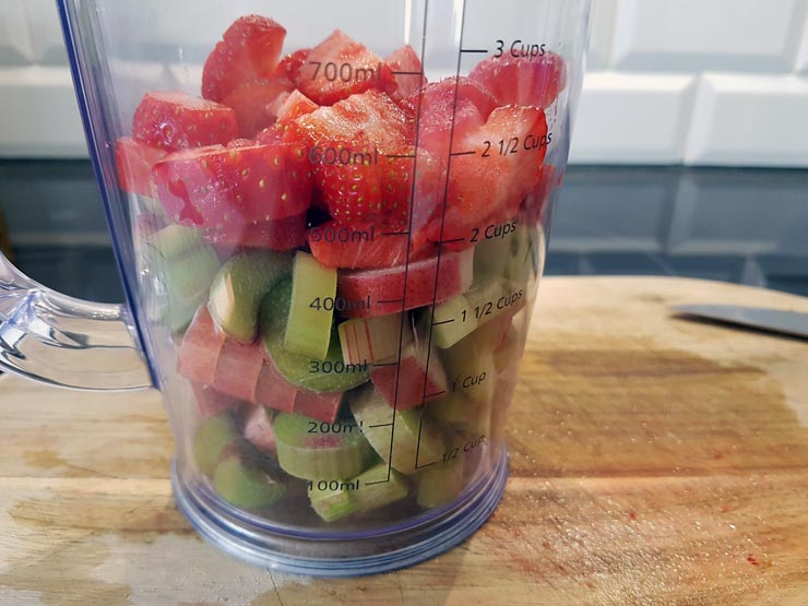 3 Rhabarberstangen und eine Hand voll Erdbeeren geputzt und klein geschnitten