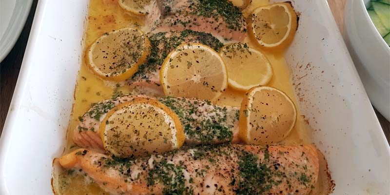 Ofenlachs mit Gurkensalat