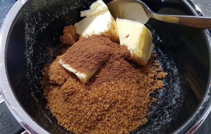 Zimt, brauner Zucker und Butter im Topf aufkochen lassen
