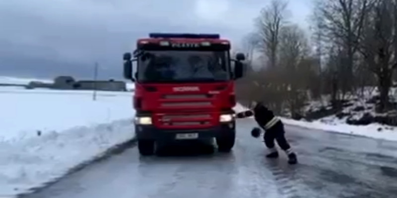 feuerwehr lkw glatteis saaremaa