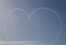 England: Düsenjets der Royal Air Force malen Herz in Himmel über Nottinghamshire