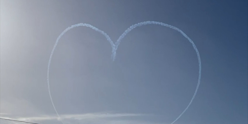 England: Düsenjets der Royal Air Force malen Herz in Himmel über Nottinghamshire
