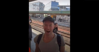 Wales: Coldplay-Sänger Chris Martin reist mit Regionalbahn zu eigenem Konzert an