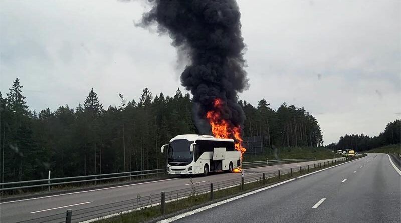 Bus brennt E6 Schweden