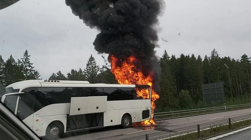 Bus brennt Schweden