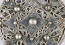 England: Atemberaubende Brosche aus 9. Jh. mit Metalldetektor entdeckt – und kunstvoll restauriert