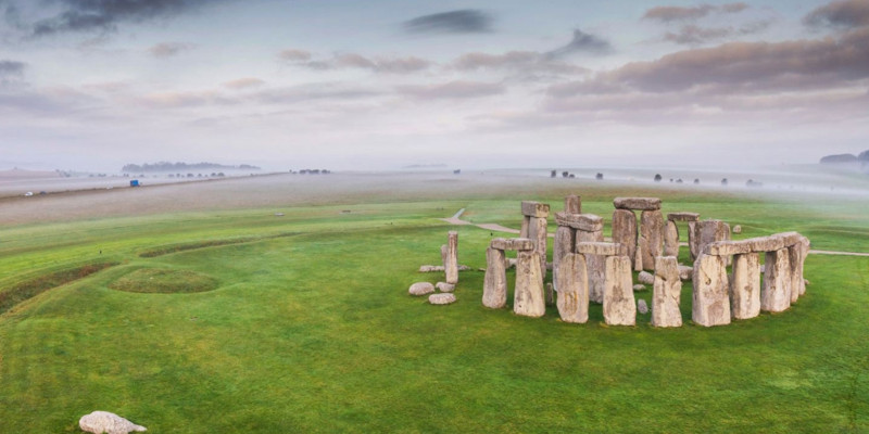 England / Stonehenge: Wurde der tonnenschwere Altarstein viele hundert Kilometer weit „geliefert“?