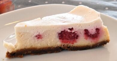 Rezept: Veganer Käsekuchen mit süßer Kondensmilch und Himbeeren