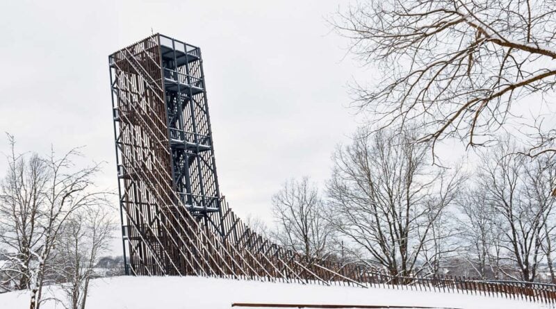 Lettland: Der schiefe Turm von Kuldīga entwickelt sich zum Besuchermagneten