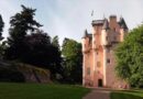 Schmuckes Walt Disney-Schloss öffnet wieder in strahlendem Rosa