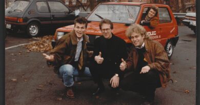 A-ha vor ihrem Elektroauto Fiat Panda