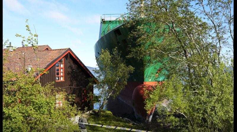 Containerschiff in Norwegen aufgelaufen