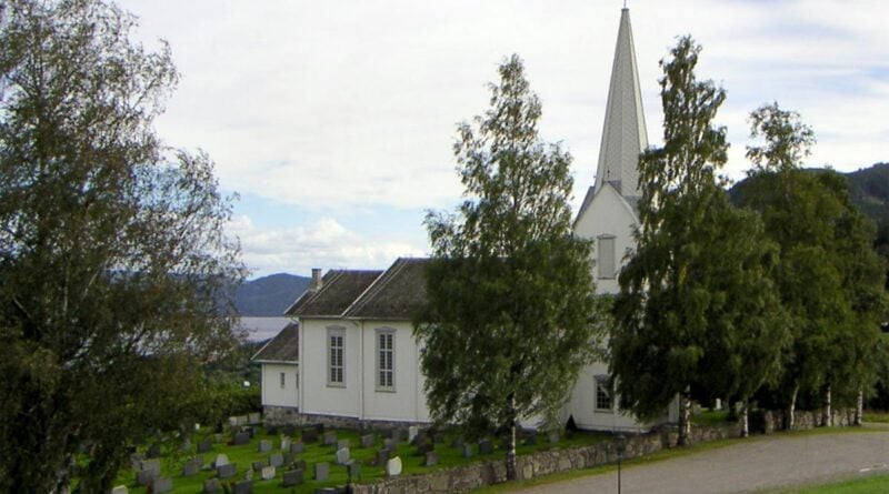 Eidsvoll Kirche und Friedhof