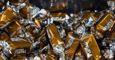 Nadeln und Glasscherben in Karamellbonbons: Schulen setzen neue Regeln für Kamelle vor dem letzten Schultag