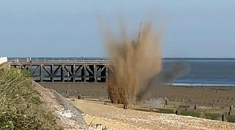 Flakgranate in Hand genommen: Spaziergang endet mit Explosion