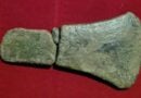 Mann findet 4.000 Jahre alten Axtkopf – auf eigenem Grundstück
